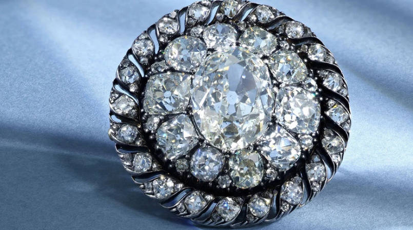 Бриллиантовую брошь, вероятно, принадлежавшую Наполеону Бонапарту, продали частному коллекционеру за $4,4 миллиона на аукционе Sotheby's в Женеве.