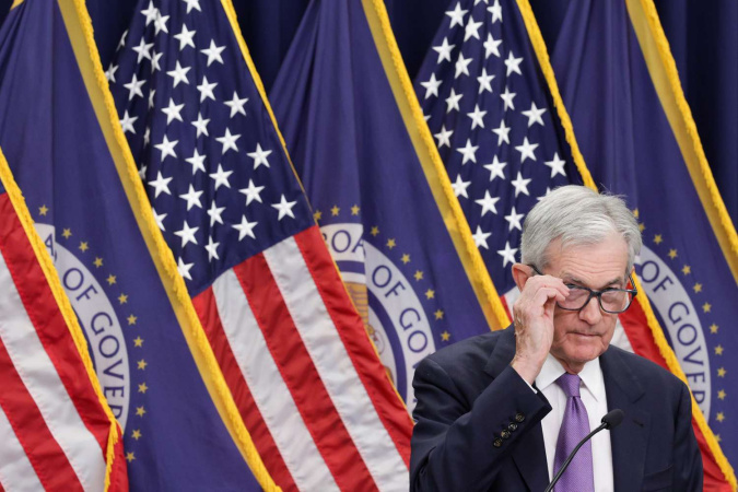 Американские фьючерсы и мировые фондовые рынки снижаются в пятницу, поскольку надежды инвесторов на снижение процентной ставки ФРС в декабре тают, а высокие оценки технологических компаний продолжают давить на рынок.