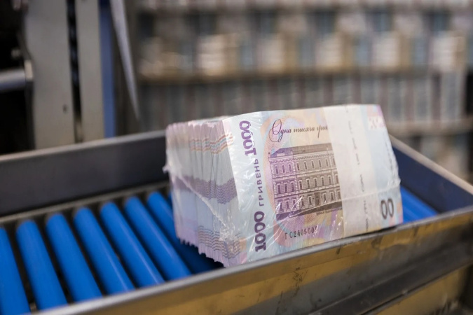 В конце года в Украине традиционно усиливается девальвационное давление: в этот период бюджет закрывает свои обязательства с контрагентами, а подрядчики спешат освоить имеющиеся средства, чтобы их не потерять.