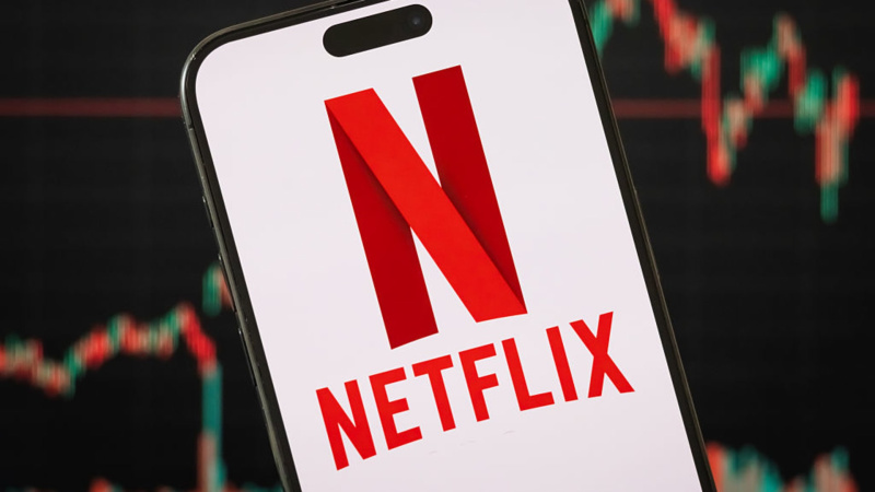Акции стримингового гиганта Netflix начнут торговаться на скорректированной основе после проведения дробления (сплита) акций в пропорции 10:1.