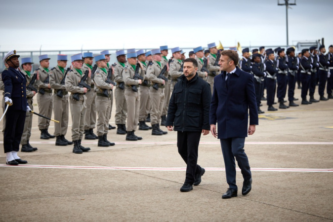 Президент Украины Владимир Зеленский и лидер Франции Эммануэль Макрон подписали «историческое соглашение», в котором говорится о длительном сотрудничестве двух стран.