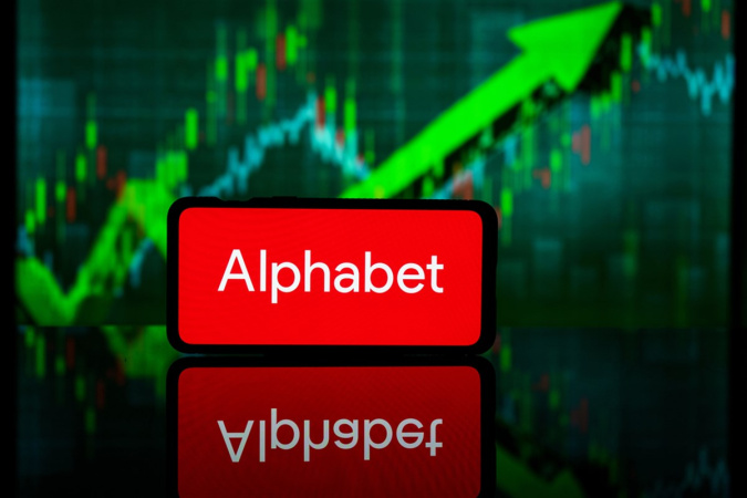 Акции Alphabet, материнской компании Google, выросли на 5,5% на премаркете в понедельник после того, как инвестиционный конгломерат Berkshire Hathaway раскрыл свою долю в технологическом гиганте.