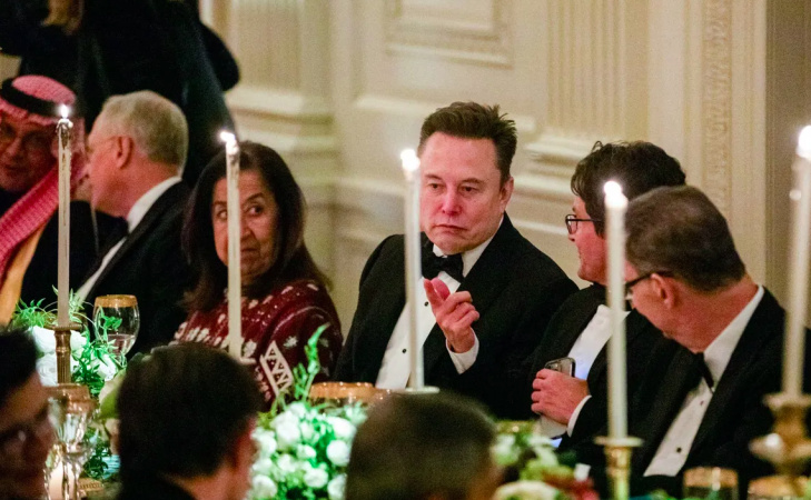 Илон Маск снова появился в Белом доме, что стало знаковым сигналом потепления отношений между самым богатым человеком мира и президентом США Дональдом Трампом.