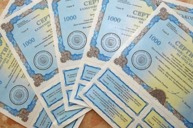 Население все осторожнее размещает деньги на депозитах, предпочитая держать средства на текущих счетах или «коротких» вкладах.