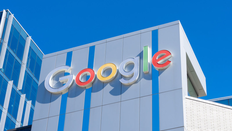 Пока технологический сектор переживает сложные времена из-за опасений по поводу так называемого «пузыря» искусственного интеллекта, Google демонстрирует уверенный рост, идя против рыночного тренда.