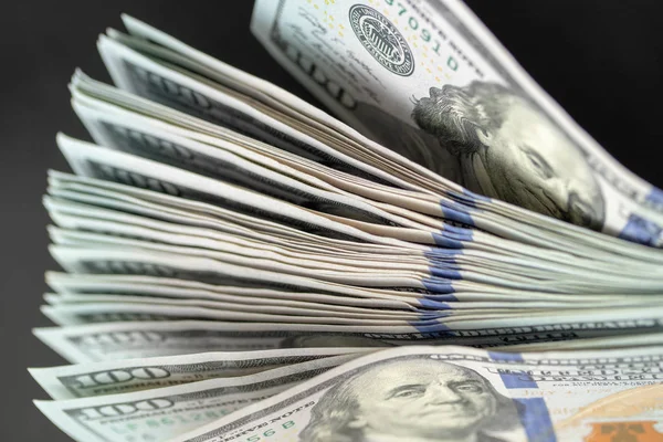 В четверг, 27 ноября, на наличном рынке средний курс доллара потерял 3 копейки в покупке и 4 копейки в продаже.