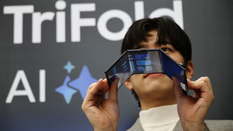 Южнокорейская компания Samsung представила Galaxy Z TriFold — складывающийся втрое смартфон.