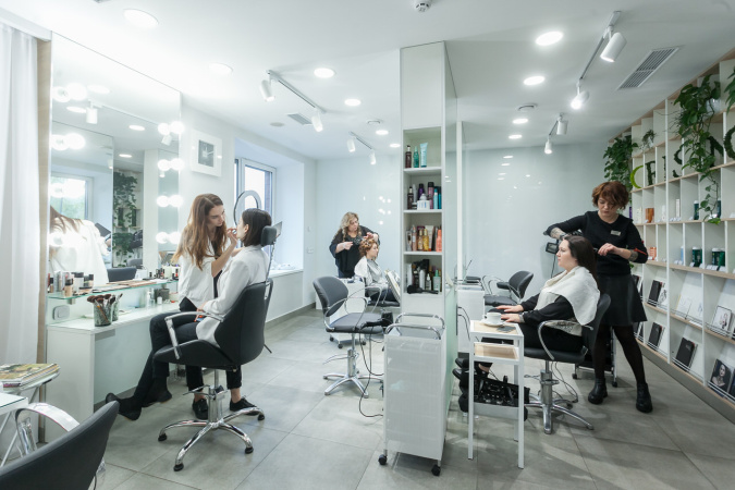 Середнє подорожчання послуг у сфері краси та косметології в Україні за рік склало 33,6%, що суттєво перевищує офіційний індекс споживчих цін на послуги.