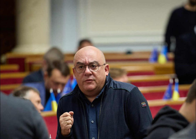 Во время сегодняшней встречи парламентской фракции было озвучено, что вопрос возможных изменений для ФОП и введение НДС для предпринимателей пока не обсуждается и полностью снят с повестки дня.