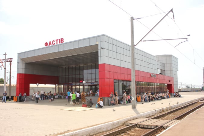 Ворог продовжує прицільно завдавати ударів по залізничній інфраструктурі.