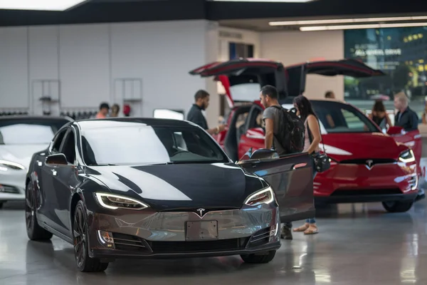 Tesla снова в топ-7 дорогих компаний: акции обновили максимум впервые за год