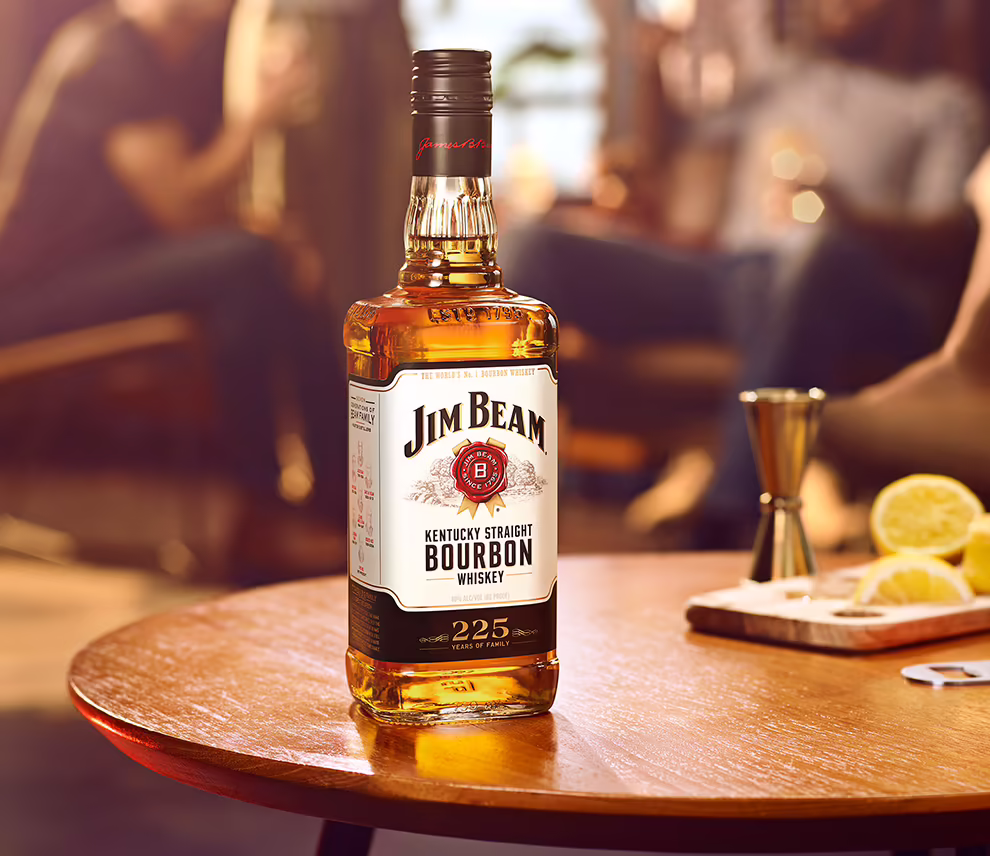 Один із найвідоміших світових виробників бурбону, Jim Beam, оголосив про безпрецедентне рішення: з 1 січня 2026 року компанія повністю зупиняє виробництво на своєму головному заводі у Клермонті, штат Кентуккі.