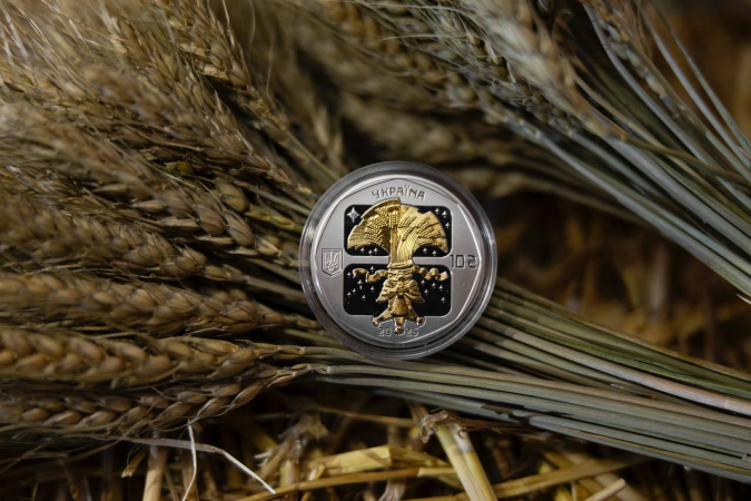 НБУ представил новую памятную монету «Дух Рождества» (фото)
