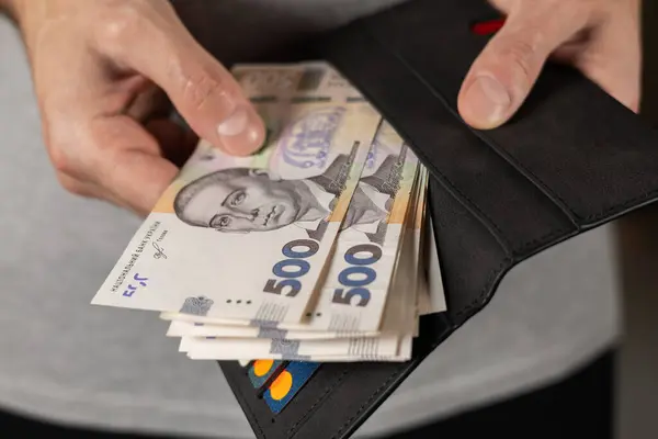 Зимняя поддержка 6500: более 370 тысяч украинцев уже получили деньги. Больше всего тратили на одежду