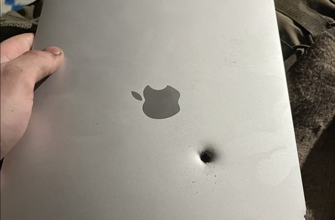 «Какой уровень защиты у M1?»: в сети показали MacBook Air после попадания отломка от ствольного оружия