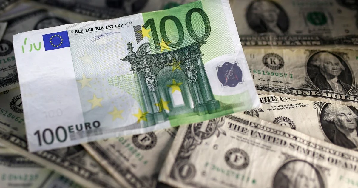 Гривна подешевела на межбанке в понедельник