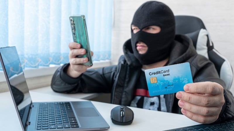 Прошлый год стал переломным в сфере финансовой кибербезопасности: хакеры сместили фокус с технических взломов банковских систем на прямой обман пользователей.