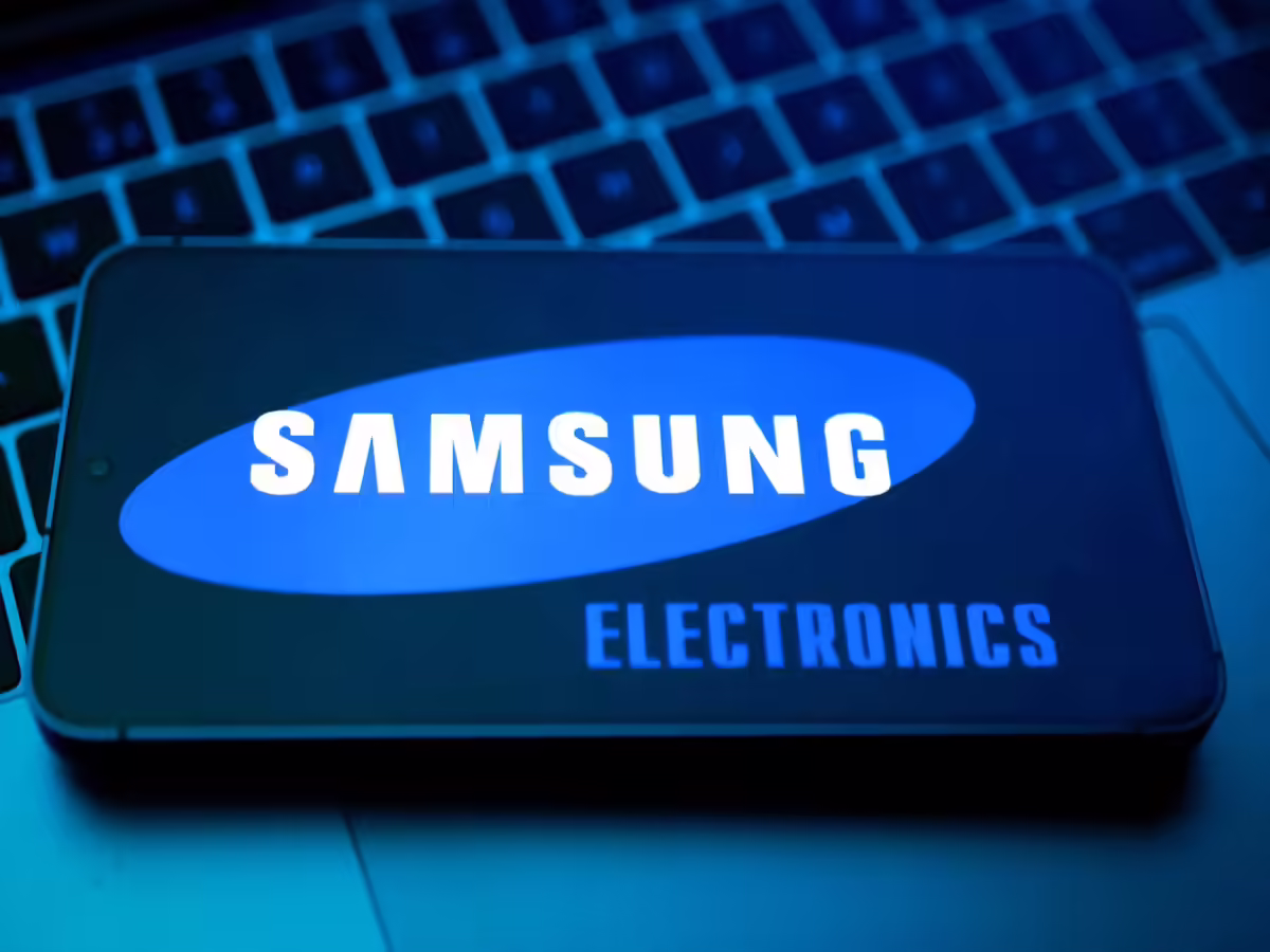 Технологический гигант Samsung Electronics объявил о масштабном плане выкупа собственных акций на сумму 2,5 триллиона вон (примерно 1,73 миллиарда долларов).