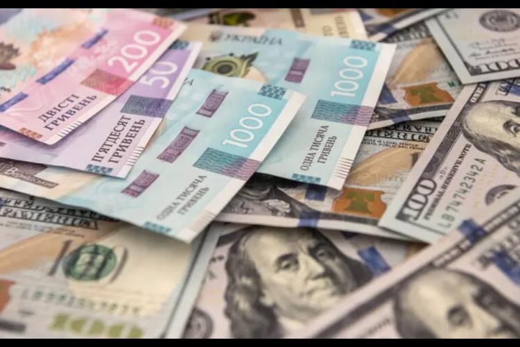 Гривна падает, население скупает валюту: какой курс увидим на выходных