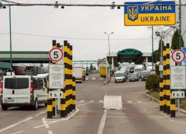 Щоб спланувати поїздку в Україну, іноземець повинен вирішити велику кількість питань, пов'язаних з в'їздом та перебуванням у державі.