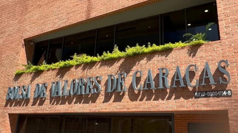 Основной индекс фондового рынка Венесуэлы IBC (Indice Bursatil de Capitalizacion) вырос до рекордного уровня после операции США по захвату президента страны Николаса Мадуро, пишет CNBC со ссылкой на торговые данные.► Подписывайтесь на телеграм-канал «Минфина»: главные финансовые новостиС 3 января индикатор прибавил более 130%, подсчитало издание.