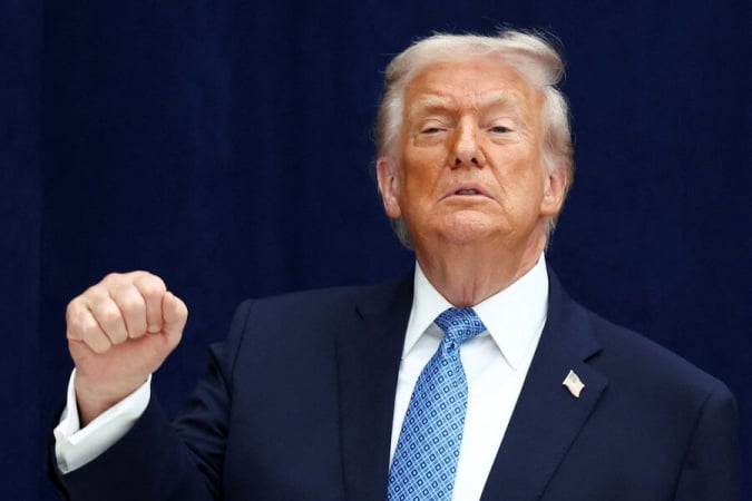 Администрация президента США Дональда Трампа официально позволила экспортировать в Китай вторые по мощности чипы Nvidia H200, опубликовав правила, по которым американское правительство будет одобрять подобные сделки, сообщил Reuters.► Читайте телеграмм-канал «Минфина»: главные финансовые новостиОдобрение ТрампомВ новом постановлении американское Министерство торговли пообещало рассматривать заявки на экспорт чипов для ИИ в Китай в индивидуальном порядке.