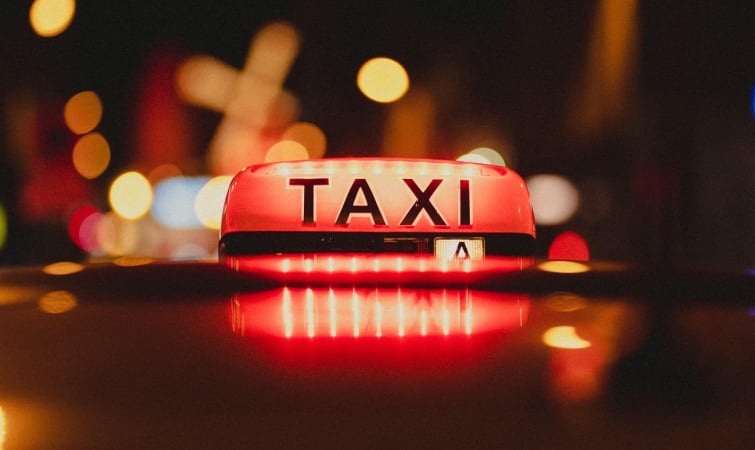 Таксі у Києві працюватиме під час комендантської години: Bolt та Uklon підтвердили цілодобову роботу