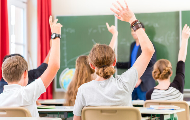 Цього тижня вчителі по всій країні почнуть отримувати перші підвищені заробітні плати.