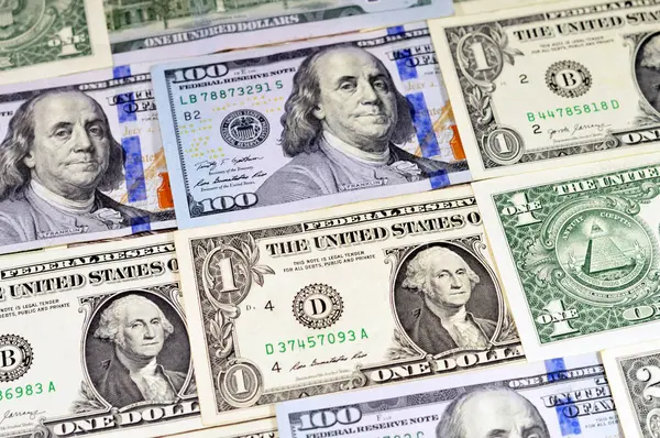 Трейдери платять рекордні в історії суми за страхування від падіння долара.