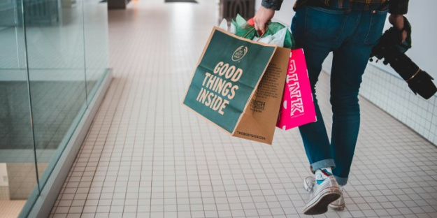 Реклама часто створює ілюзію вигоди — яскраві акції, обмежений час та гучні обіцянки змушують купувати більше.