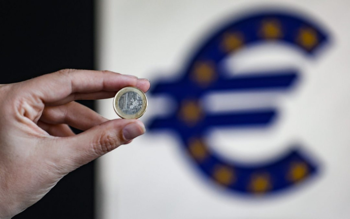 Курс валют: евро дешевеет на межбанке