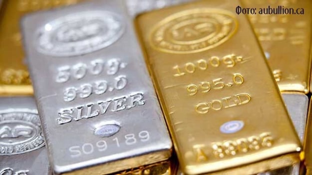 Золото взлетело выше $5500, серебро почти $120