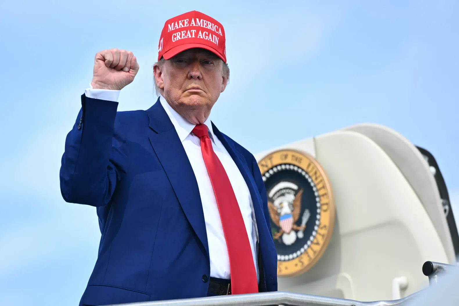 Президент США Дональд Трамп подал иск против Службы внутренних доходов (IRS) и Министерства финансов США, требуя возмещения в размере 10 миллиардов долларов.