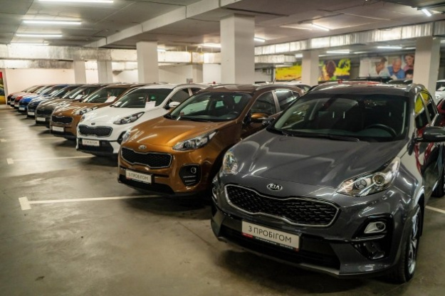 Майже півмільйона авто завезли з-за кордону в Україну у 2025 році за даними Міністерства внутрішніх справ.