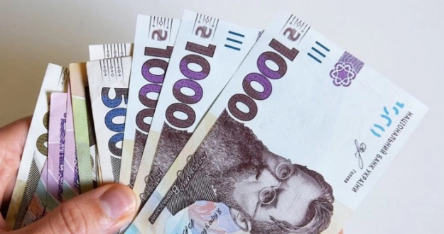 5 лютого 2026 року Кабмін ухвалив постанову № 127 «Про затвердження бюджету Пенсійного фонду України на 2026 рік», йдеться у повідомленні Фонду.► Читайте телеграмм-канал «Мінфіну»: головні фінансові новиниЯкий бюджет отримав ФондДоходи бюджету Пенсійного фонду України визначено в сумі 1 263,3 млрд грн, у тому числі:1 001,9 млрд грн — доходи на загальнообов’язкове державне пенсійне страхування;63,8 млрд грн — доходи на загальнообов’язкове державне соціальне страхування у зв’язку з тимчасовою втратою працездатності та від нещасного випадку на виробництві та професійного захворювання, які спричинили втрату працездатності;197,6 млрд грн — кошти Державного бюджету України для забезпечення соціальних виплат, які здійснює Пенсійний фонд України.