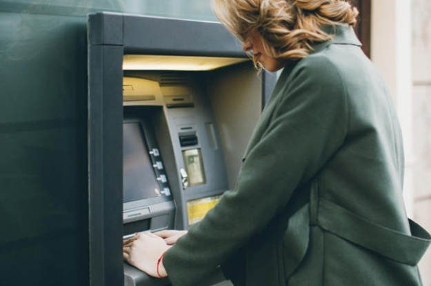 В прошлом году украинцы установили новые рекорды в использовании банковских карт, существенно увеличив объемы безналичных расчетов.