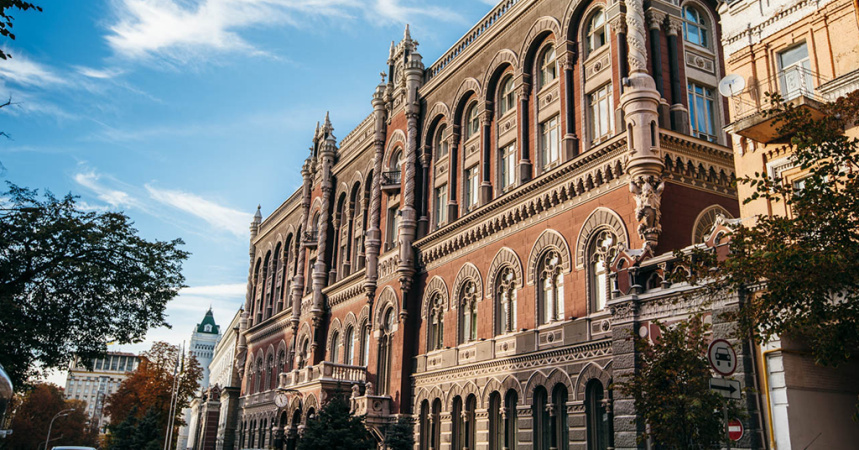 Почему Нацбанк откладывает печать банкнот в 2000 и 5000 гривен