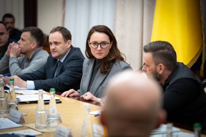 Премʼєр-міністерка Юлія Свириденко доручила віцепремʼєр-міністру з відновлення України Олексію Кулебі разом із Державним агентством відновлення терміново забезпечити готовність до виконання поточного ремонту автомобільних доріг загального користування.