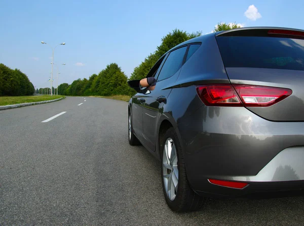 Транспортні засоби та запчастини, на які вже поширюються мита, звільняються від нового 15-відсоткового глобального мита, оголошеного президентом Дональдом Трампом 21 лютого, після того як Верховний суд США визнав незаконними багато попередніх імпортних податків, пише «Укравтопром».