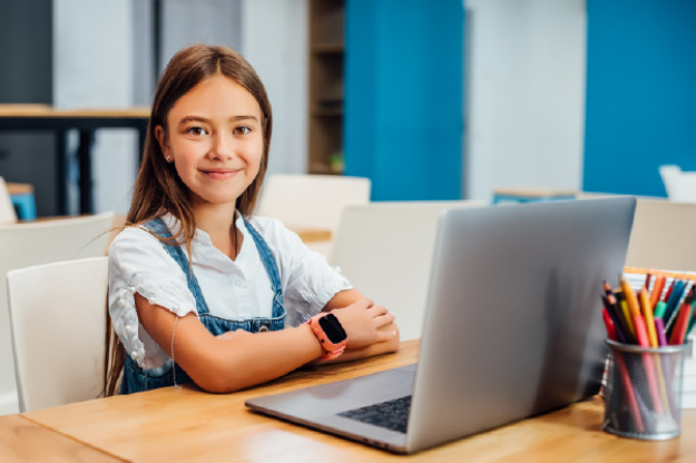 Качественное дистанционное образование позволяет комфортно учиться по украинской программе в любых условиях. Впрочем, для максимального учета потребностей школьников за рубежом в «Оптиме» создали сбалансированную программу — «Мы из Украины». Она ориентирована именно на тех детей, которые уже учатся в иностранной школе, но хотят получать и украинское образование