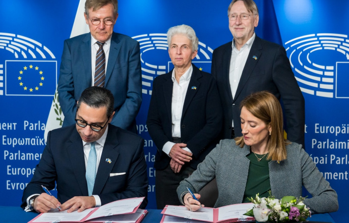 Президентка Європейського парламенту підписала рішення про виділення 90 млрд євро для України