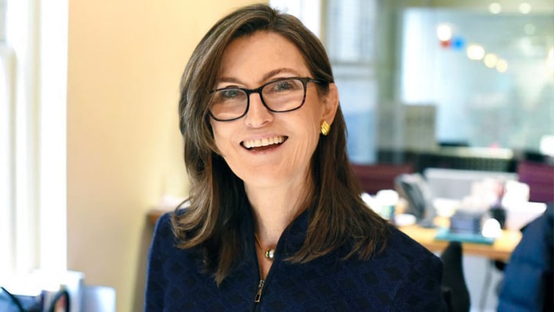 Гендиректор інвестиційної компанії ARK Invest Кеті Вуд в інтерв'ю Bloomberg назвала біткоїн чудовою альтернативою золоту і пояснила, чому, на її думку, перша криптовалюта зберігає перевагу перед найдорожчим дорогоцінним металом.