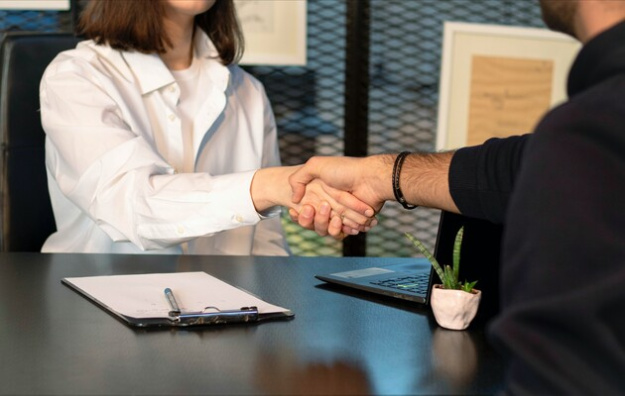 Фонд гарантування вкладів фізичних осіб оголосив відкриті конкурси із залучення інвесторів та приймаючих банків для виведення з ринку двох неплатоспроможних установ — АТ «Мотор-Банк» та АТ «ПІБ».