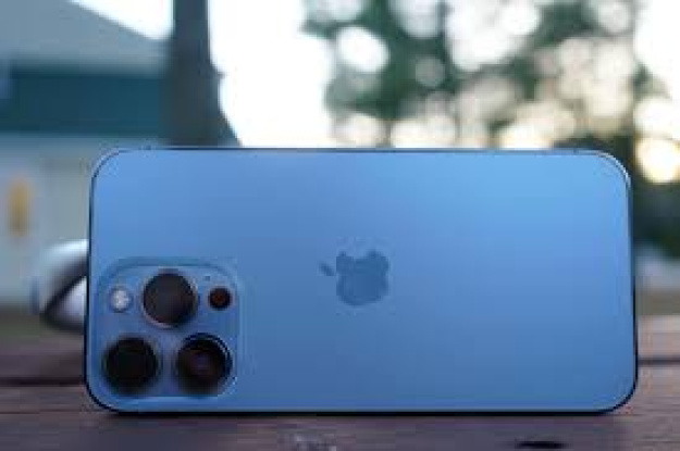 Apple вернет цвет Sierra Blue в линейке новых iPhone 18 Pro — об этом сообщают инсайдеры.► Читайте телеграмм-канал «Минфина»: главные финансовые новостиЦвет Sierra Blue возвращаетсяКрасный — как премиальный цвет для iPhoneПо словам Марка Гурмана из Bloomberg, Apple уже обдумывает, каким будет следующий премиальный цвет для своих моделей iPhone Pro.