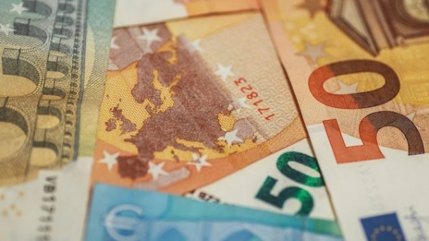 Долар подешевшав на 7 копійок у п'ятницю, 27 лютого на міжбанку.