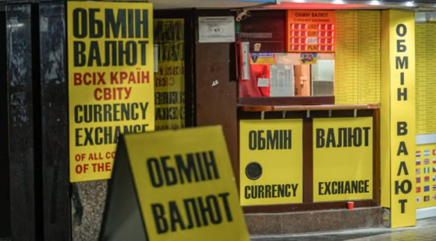 Стоимость евро за неделю обвалилась сразу на 29 копеек, доллар тоже падает.