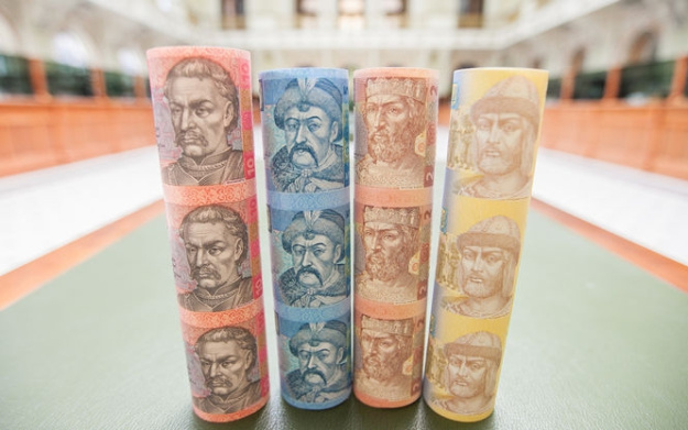 Національна фінансова система остаточно прощається з дрібними паперовими грошима: банкноти номіналом 1, 2, 5 та 10 гривень, випущені у період з 2003 по 2007 рік, повністю втрачають статус законного платіжного засобу.