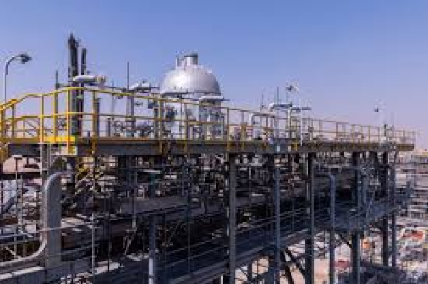 Компанія Saudi Aramco призупинила роботу свого нафтопереробного заводу в Рас-Таннурі після удару безпілотника у цьому районі, повідомляють джерела, знайомі із ситуацією.