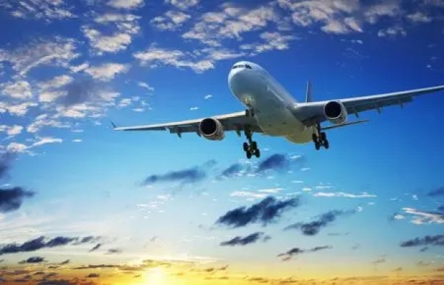 Акції туристичного ринку впали в понеділок, оскільки ескалація конфлікту між США, Ізраїлем та Іраном порушила авіасполучення по всьому світу, змусила закрити ключові близькосхідні транспортні вузли та призвела до різкого зростання цін на нафту, причому аналітики попереджають про тижні перебоїв, пише Reuters.► Читайте сторінку «Мінфіну» у фейсбуці: головні фінансові новиниЗакриття аеропортівДубай, найзавантаженіший міжнародний вузол світу, та Доха залишалися закритими вже третій день, внаслідок чого десятки тисяч пасажирів застрягли, оскільки авіація зіткнулася з найбільшим викликом з часів пандемії COVID.