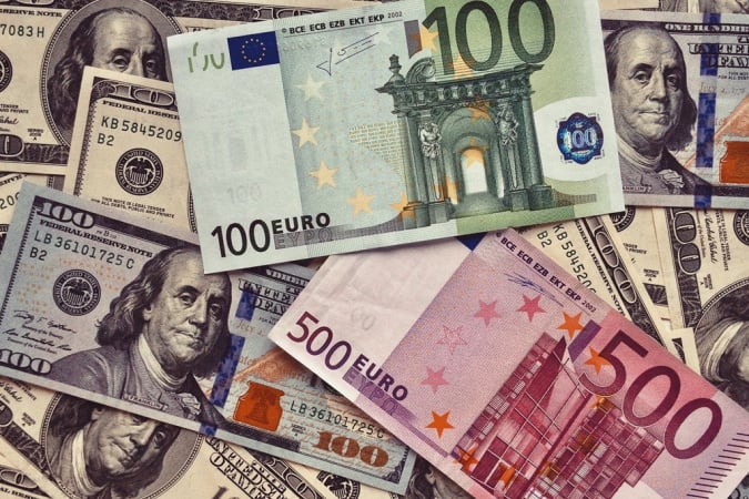 Курси долара та євро зросли у понеділок на українському міжбанку.